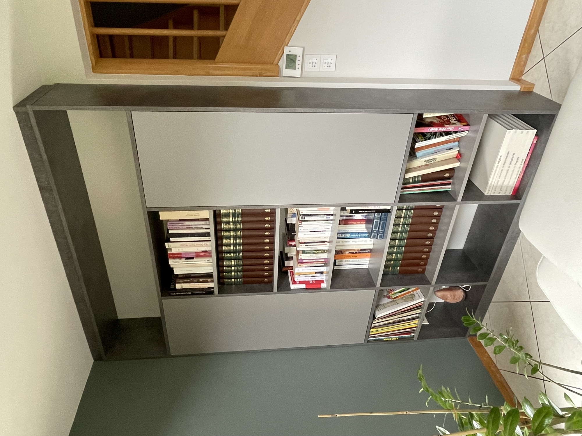 bibliotheque-gris-beton