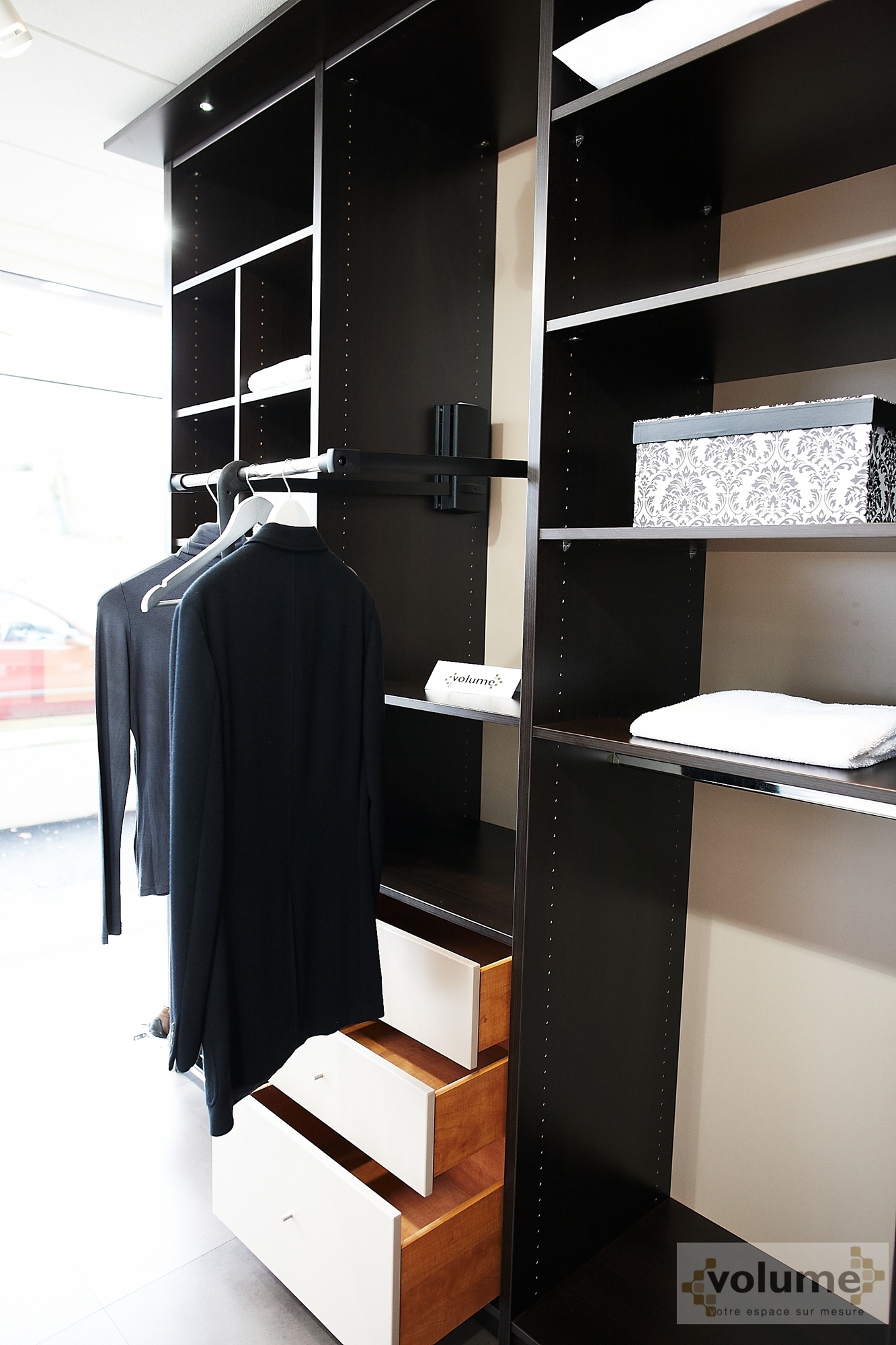 showroom-dressing-noir-avec-tiroirs-rodez