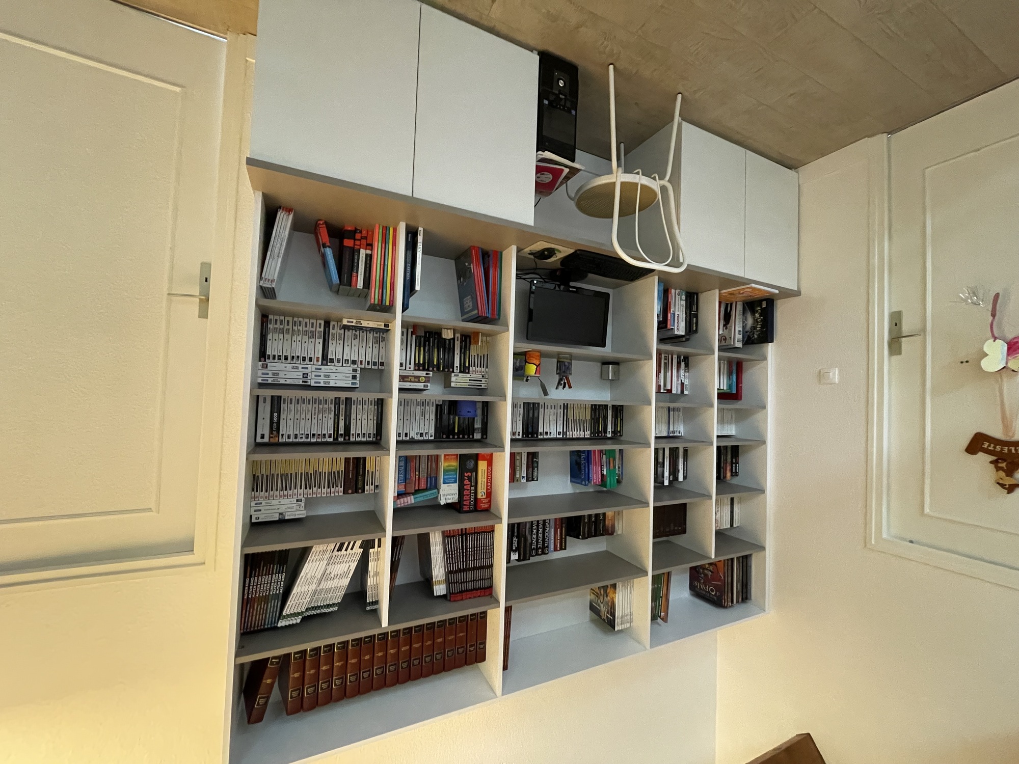 bibliotheque-murale-gris-clair