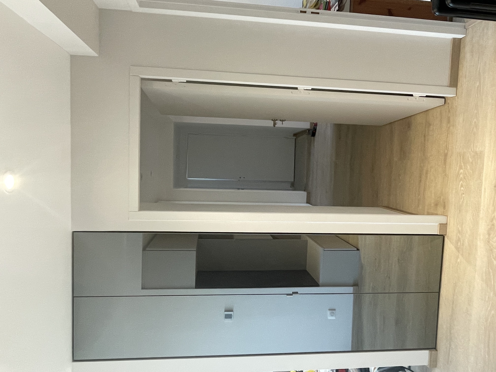 placard-couloir-blanc-gris
