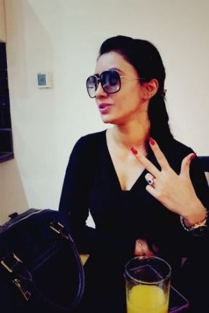 call girl stand in Mumbai Marathi women housewife