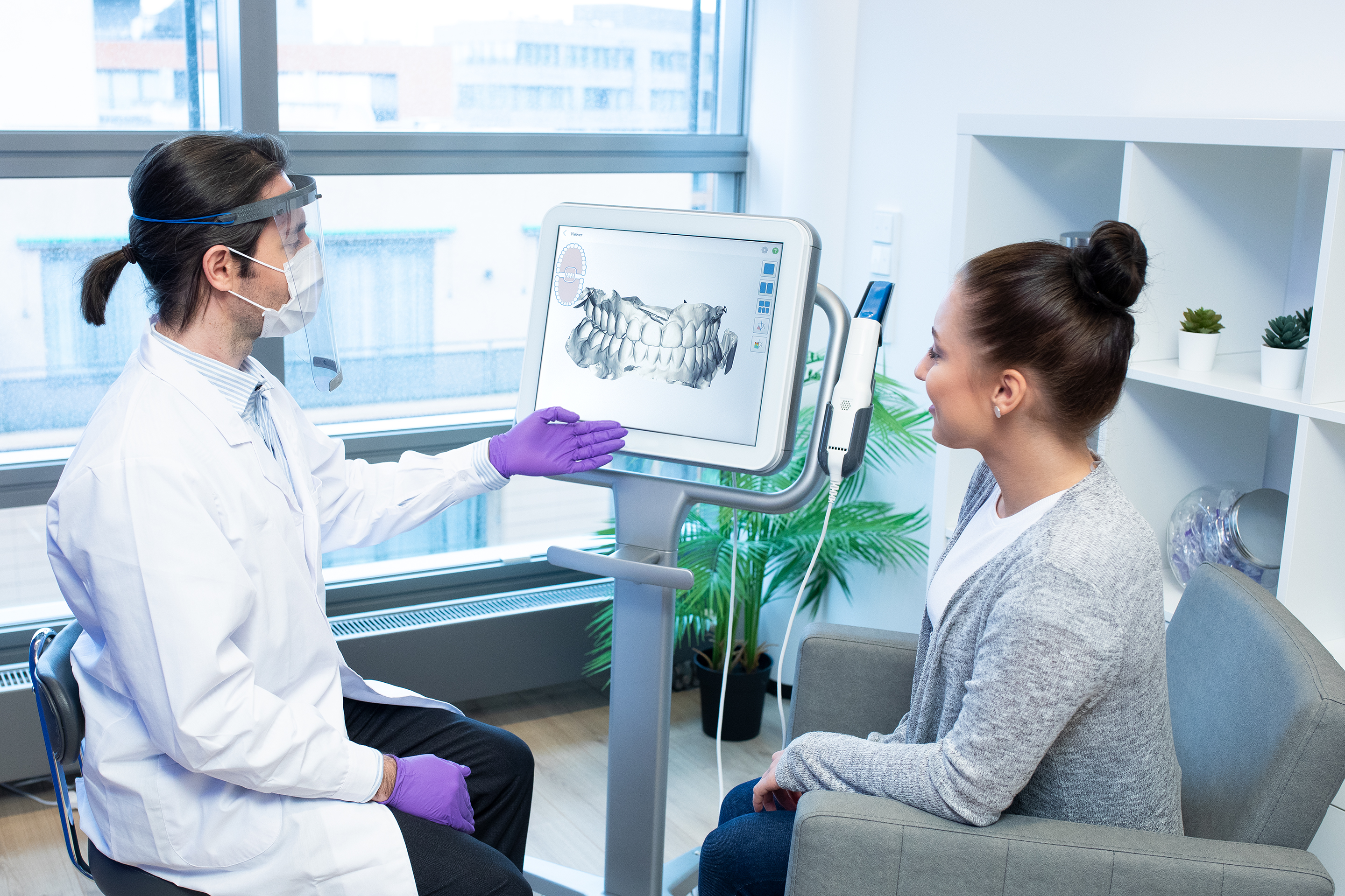dr-and-woman-customer-looking-at-her-3D-image-scan
