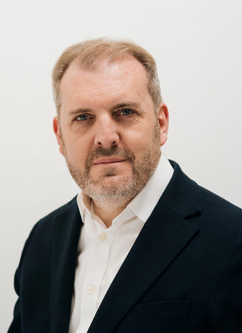 Professional portrait photo of author and journalist Tom Standage against a neutral background