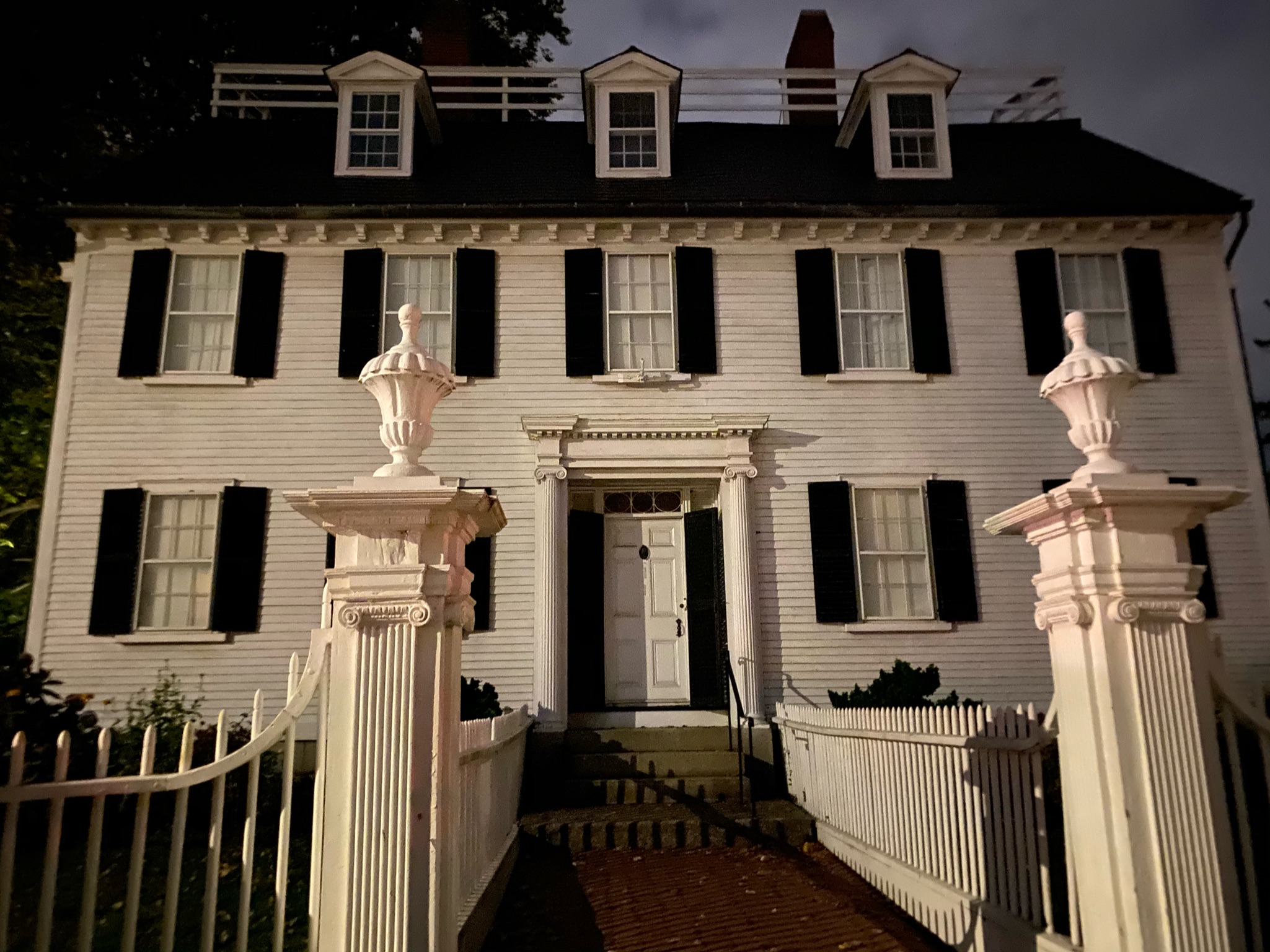 Salem building during day time