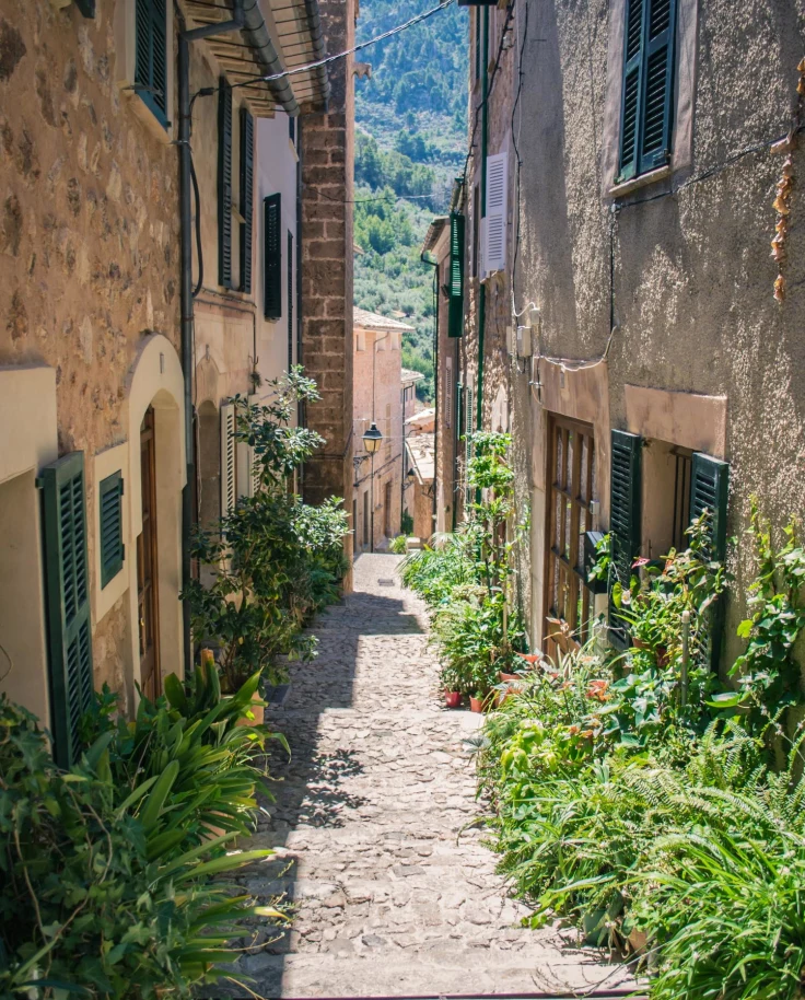 Alleyway of Fornalutx in village of Mallorca on sunny day.