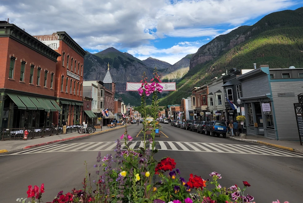 A picture of the street in daytime.