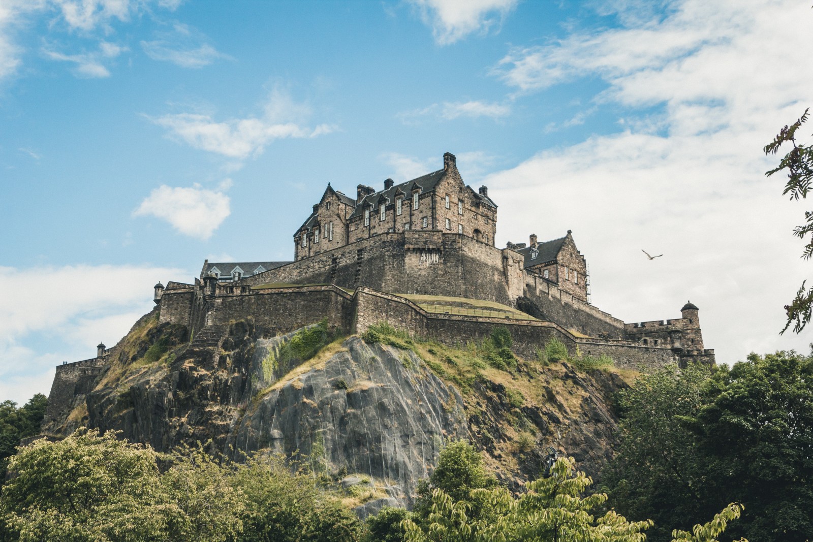 Scotland travel guide Edinburgh castle. 