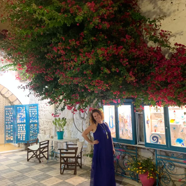 Beautiful travel advsior at a spectacular place with beautiful flower tree