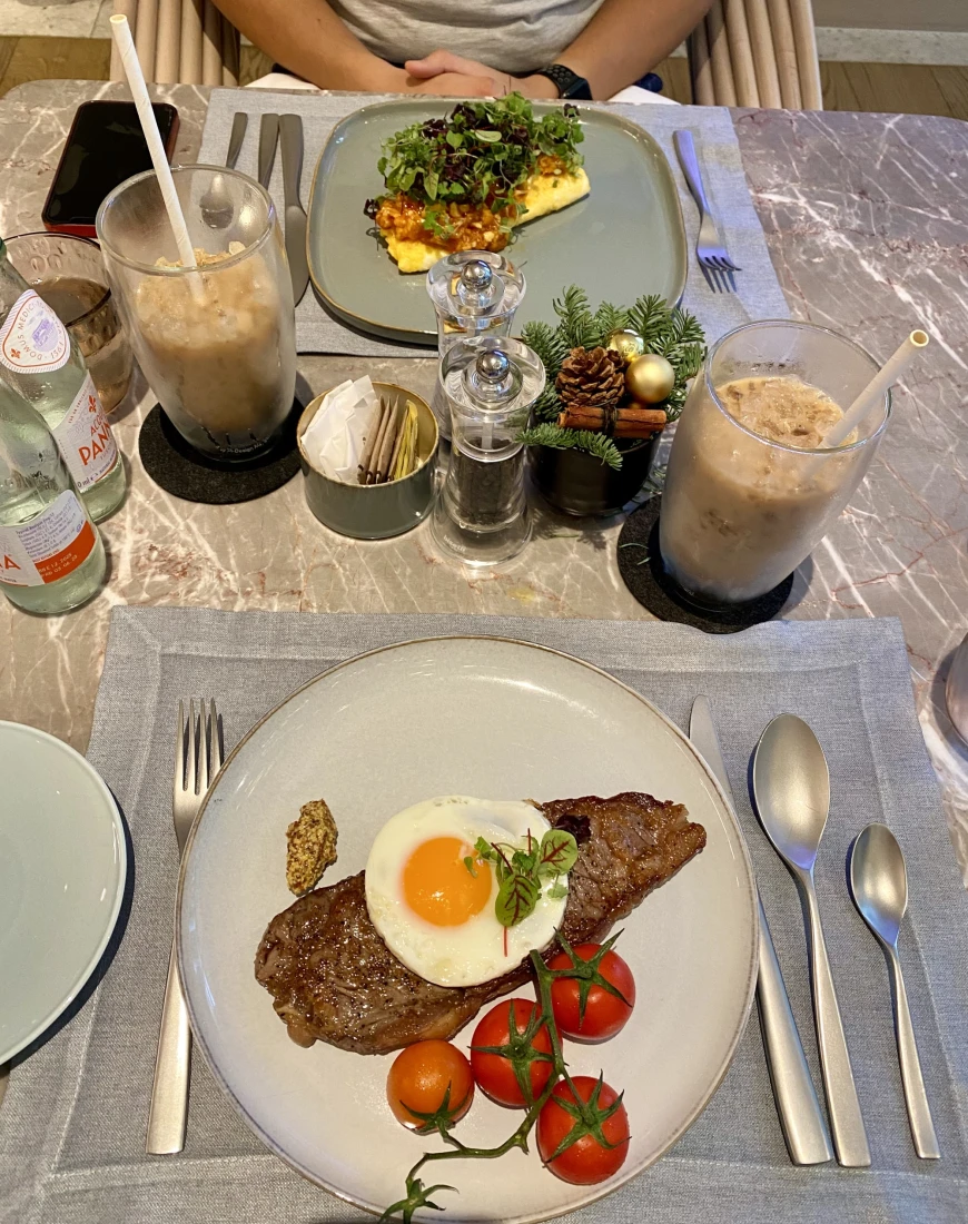 FS Singapore-Club Lounge Breakfast - Alicia Anderson