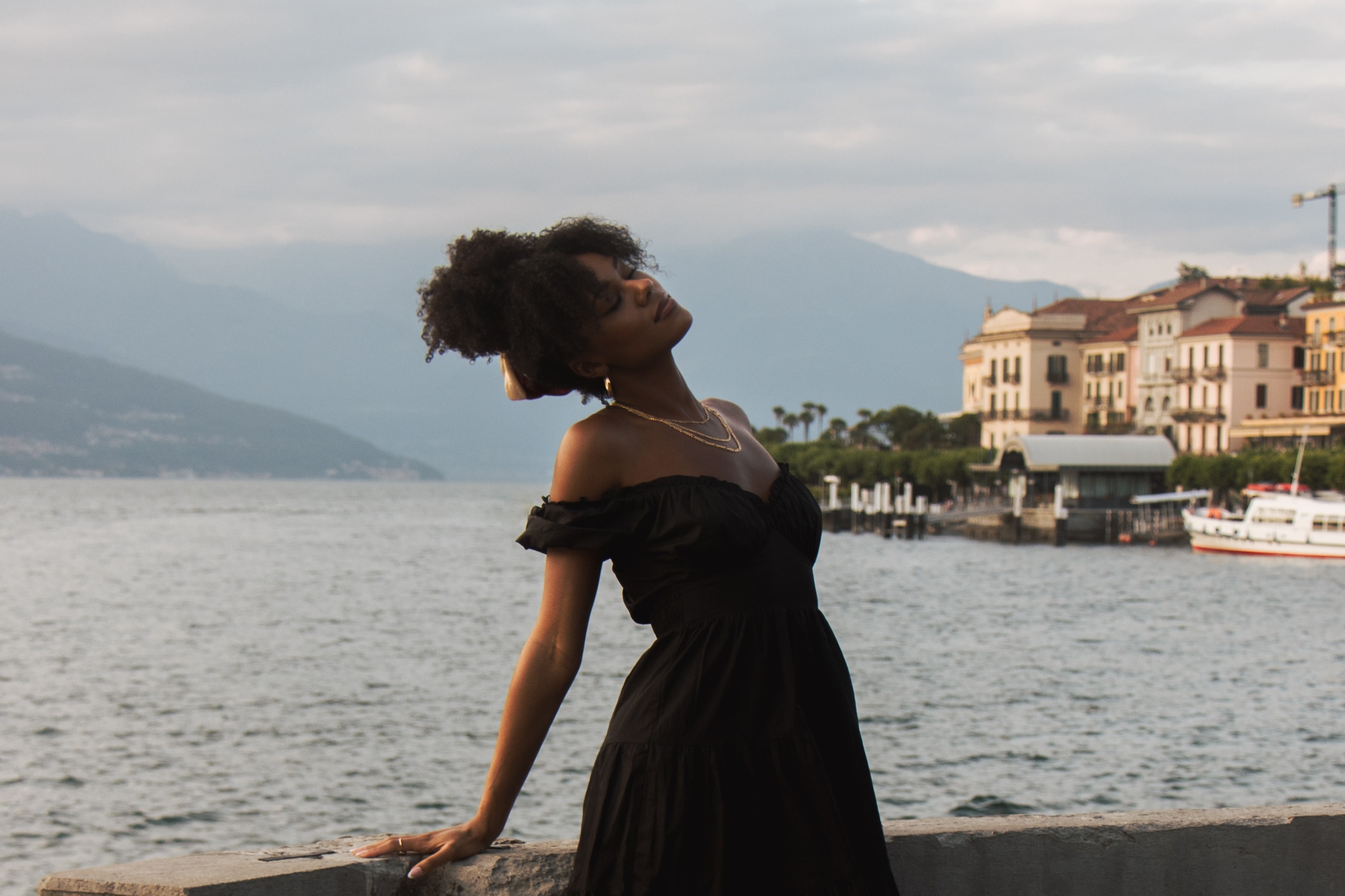 woman-posing-near-lake-italy-travel-gudie
