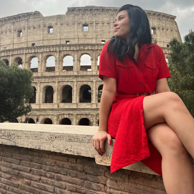 Travel advisor posing in front of colosseum