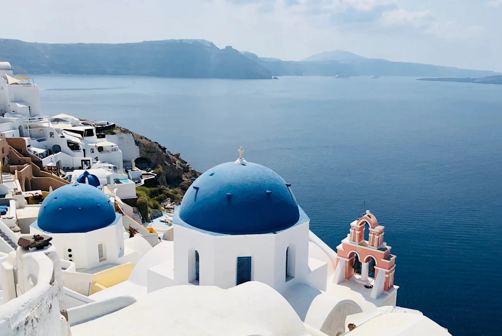white buildings next to body of ocean during daytime