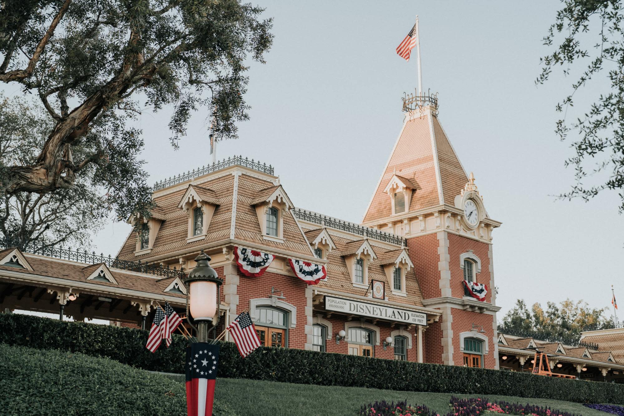 how-to-become-a-disney-travel-agent-disneyland-railroad