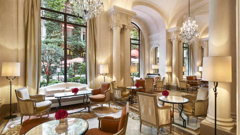 the-8-best-hotels-in-paris-hotel-plaza-athenee