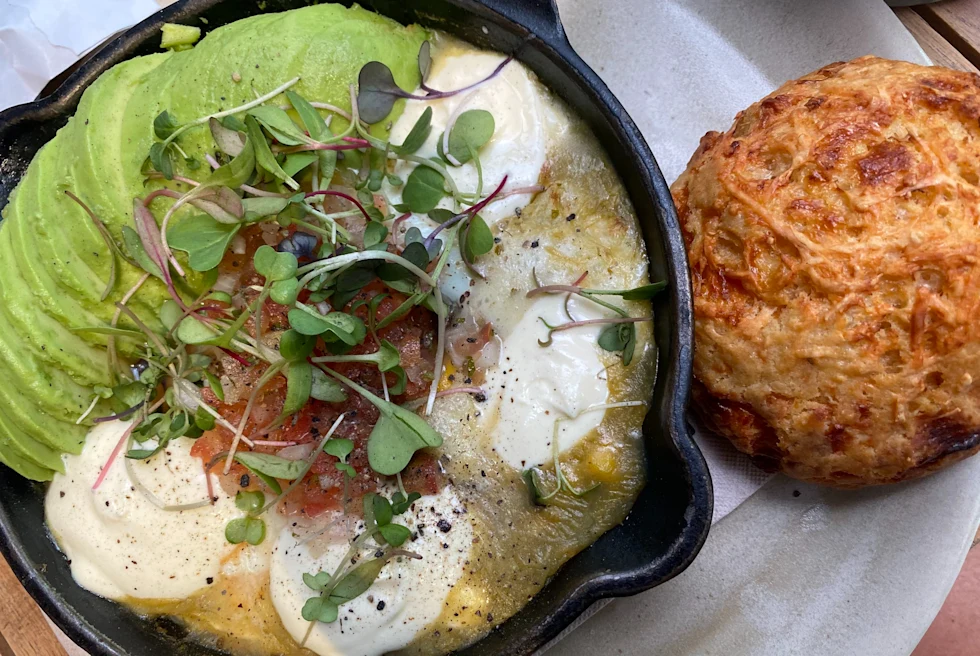 Food plate with a bun.