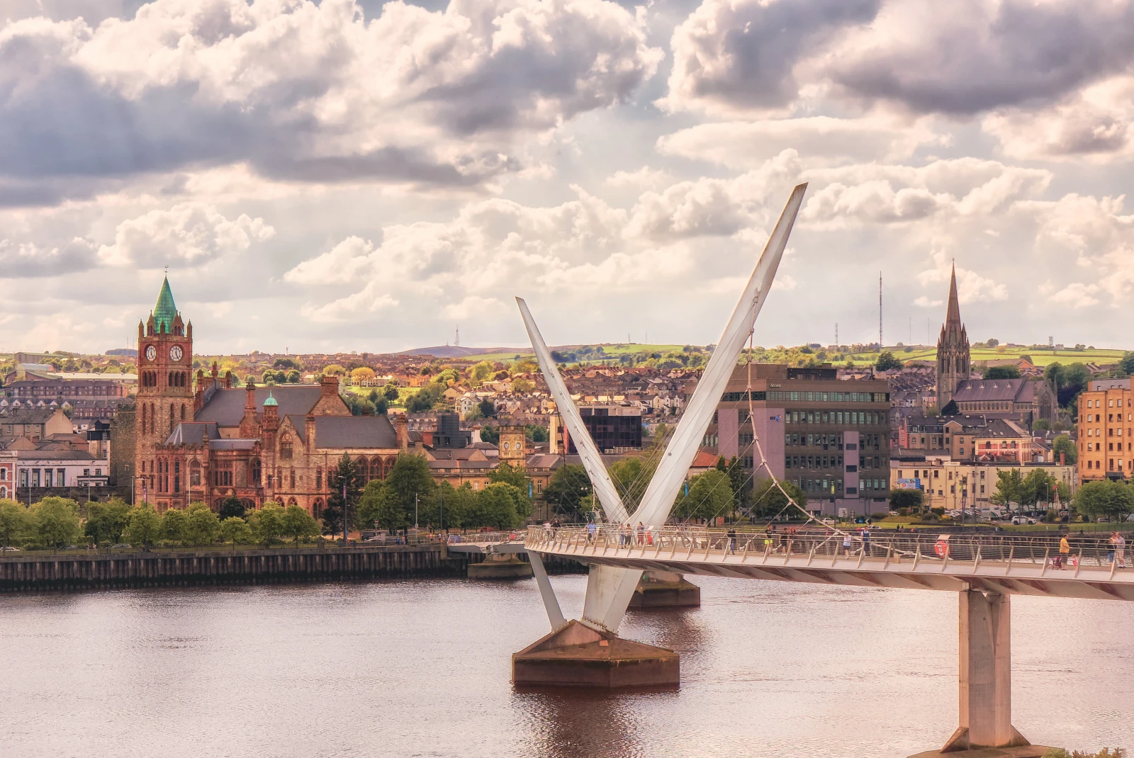 Panoramic views of the city of Derry. 