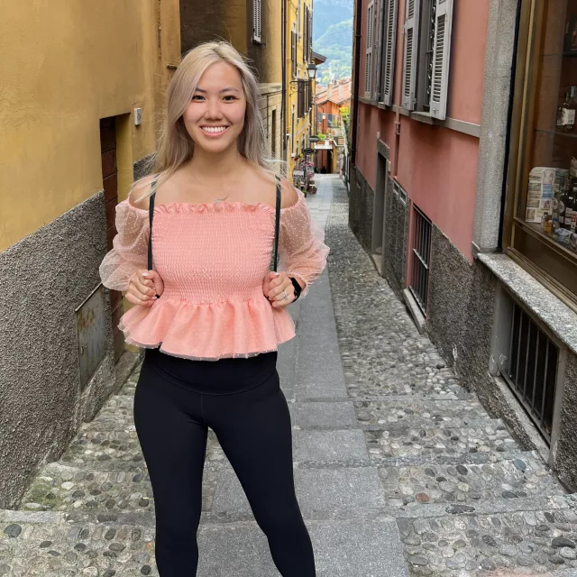 Piture of Amanda in Pink shirt in a street