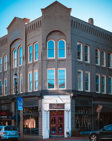 A busy commercial hub, Downtown Asheville is filled with indie boutiques, cutting-edge galleries, and specialty food stores, plus artisan shops in the elegant Grove Arcade.