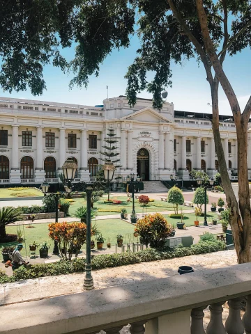 A picture of a garden and a monumental building in Lima, Peru. 