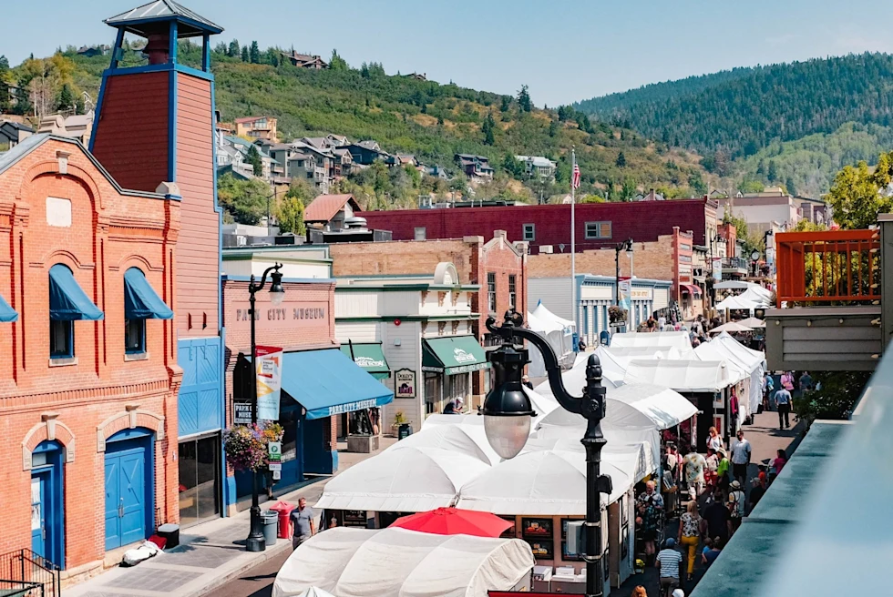 bustling street market in summer with mountains in the backrgound