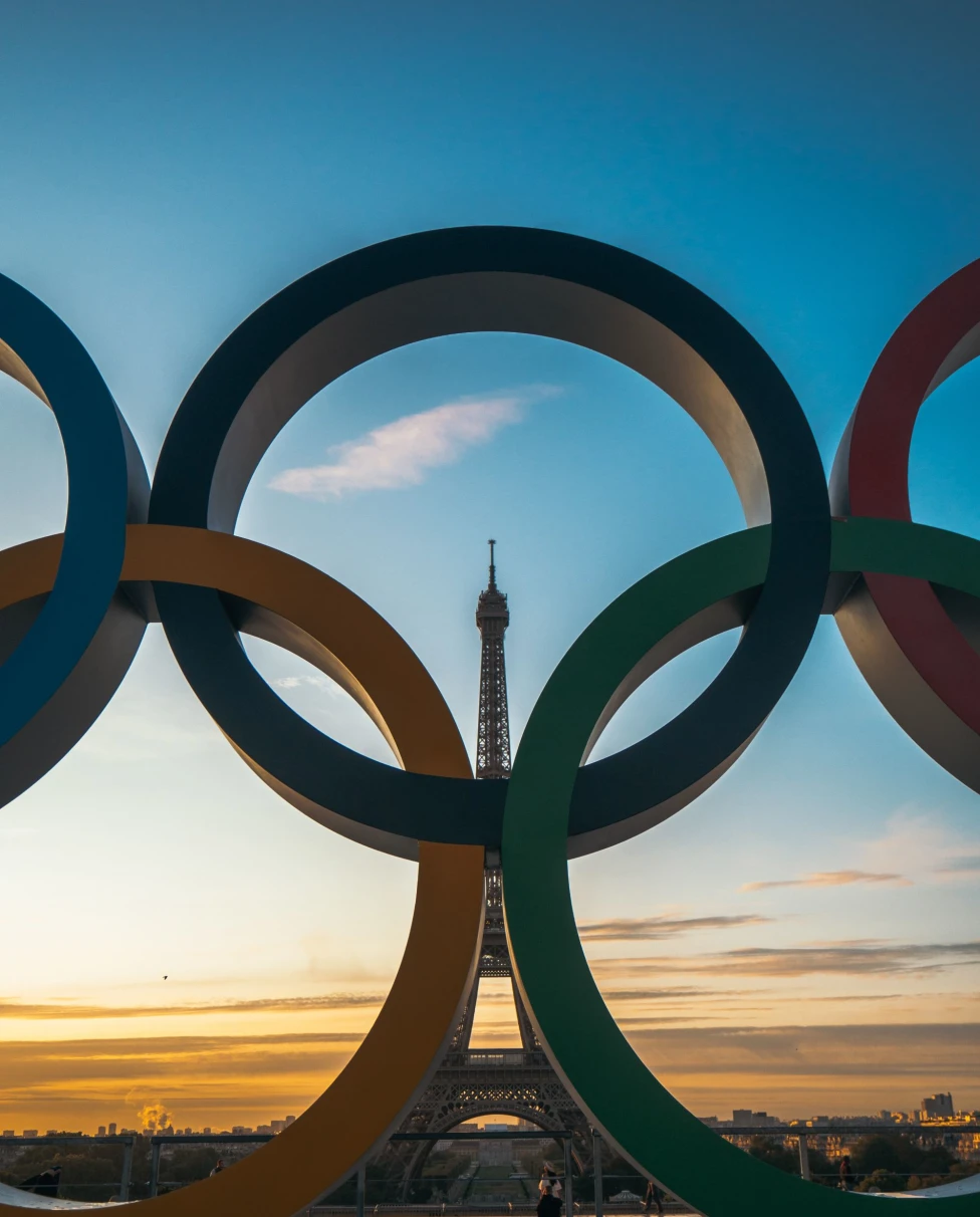A picture of the Olympic rings in front of the Eiffel tower