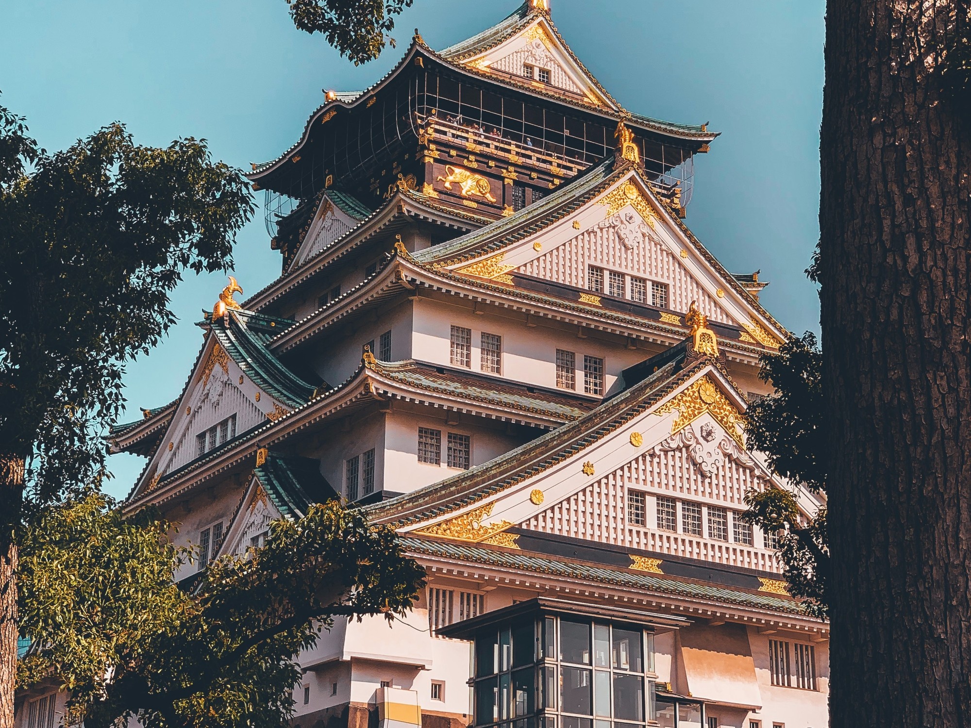 A white and gold castle during day time.