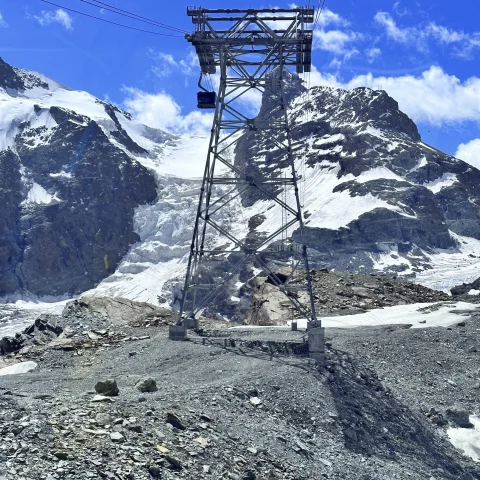 A picture of a cable car in Zermatt during daytime