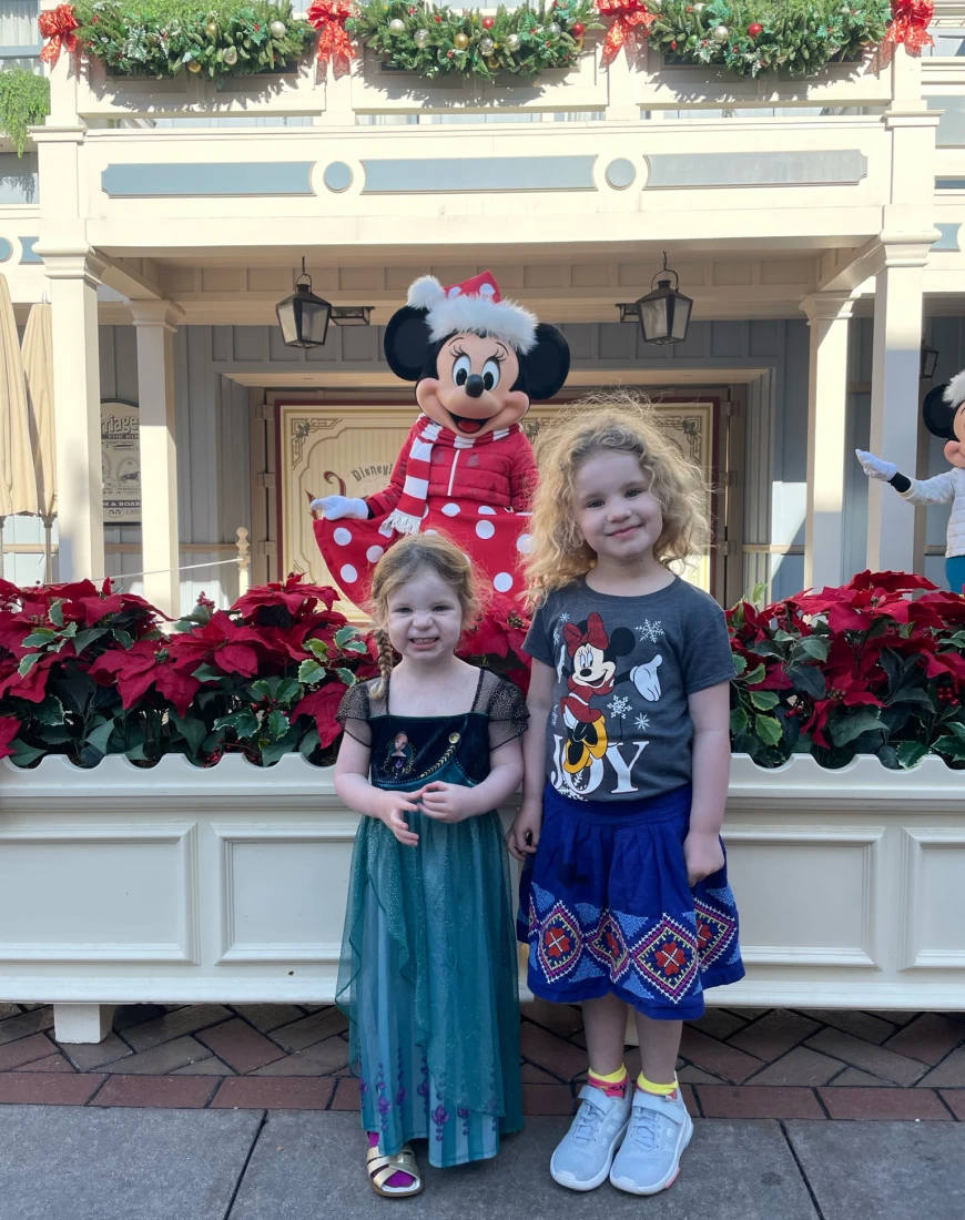 Kids posing with Minnie Mouse