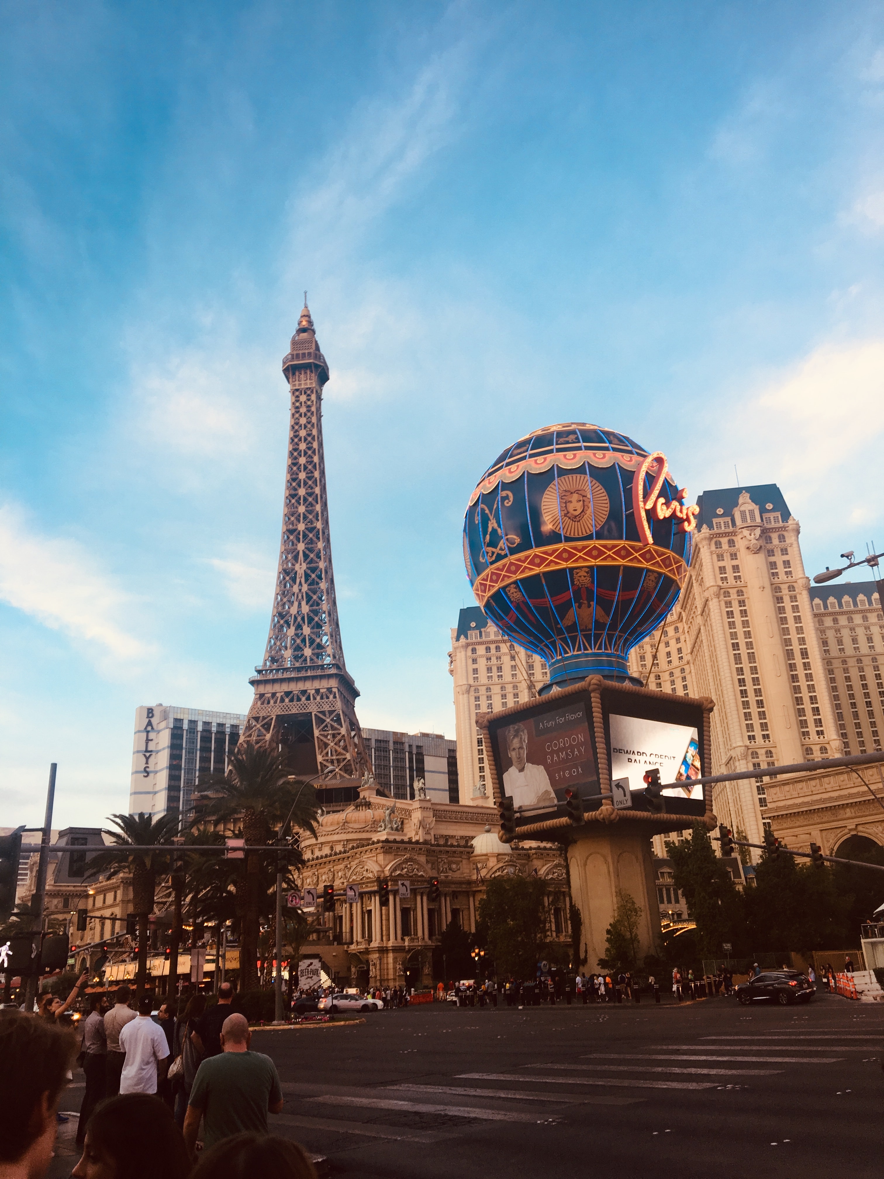 Paris Las Vegas on X: Relax poolside and take in this amazing view of our  Eiffel Tower.  / X