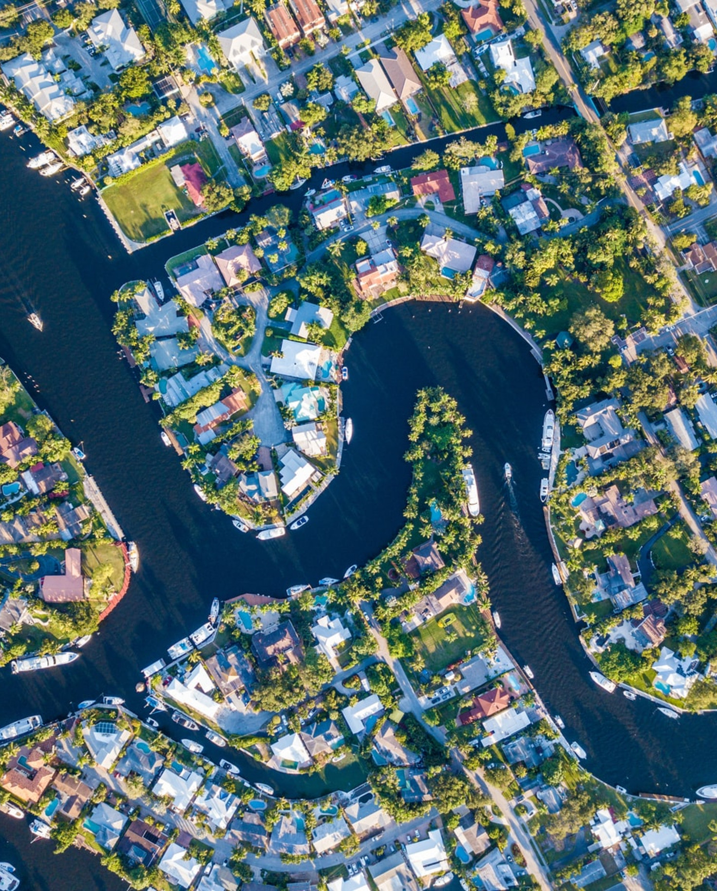 birdseye view of fort lauderdale florida with river and houses and green trees and lawns