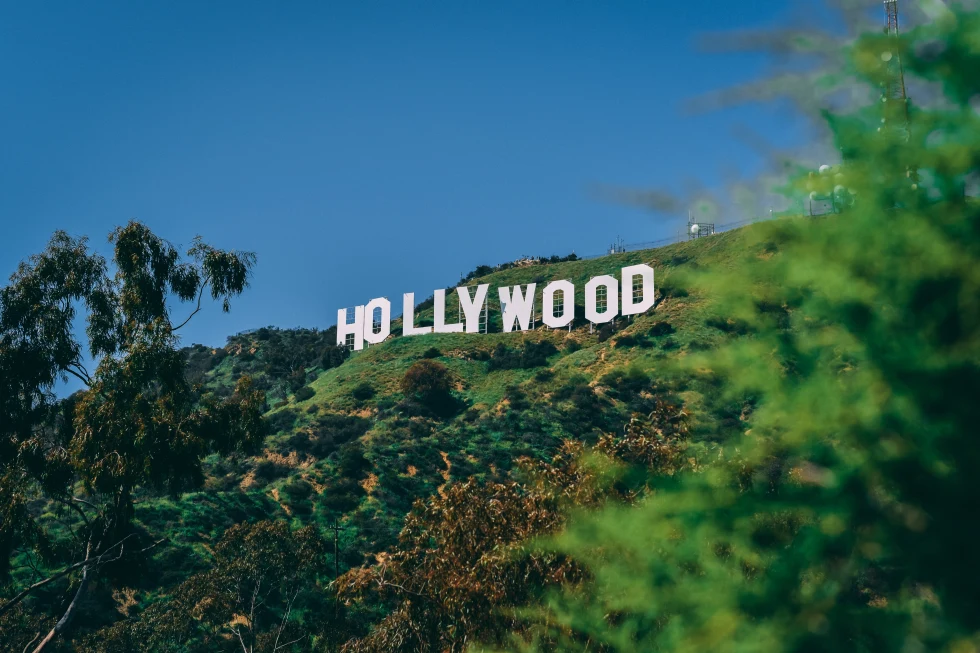 A sign board of Hollywood.