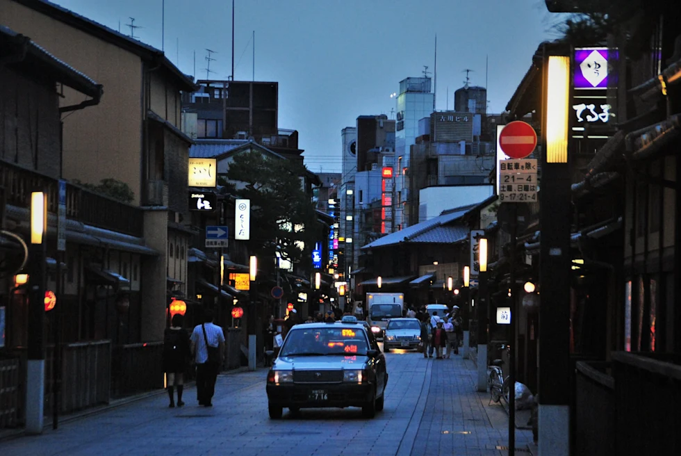 Cars and people moving in a market