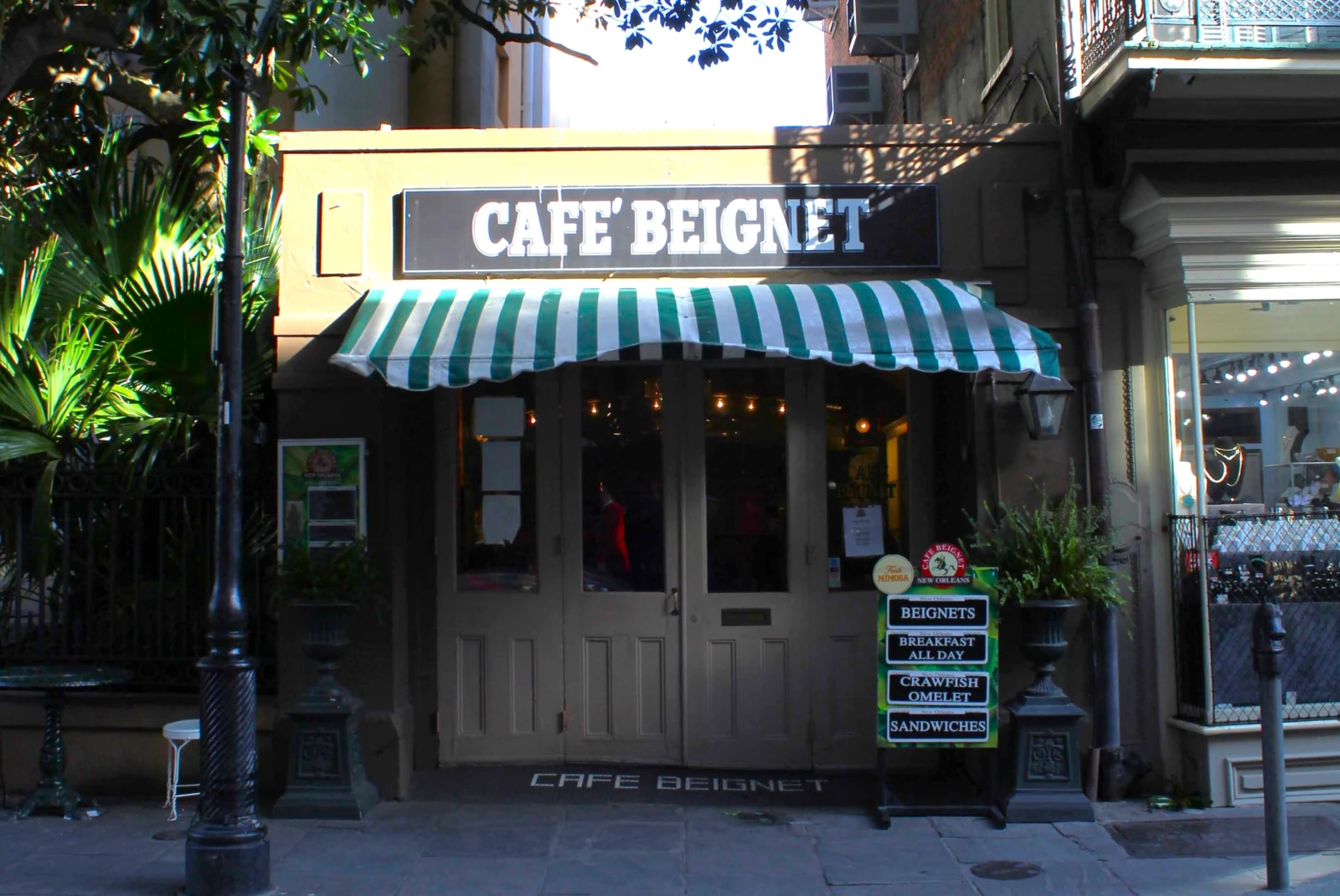 Exterior of a cafe saying CAFE BEIGNET