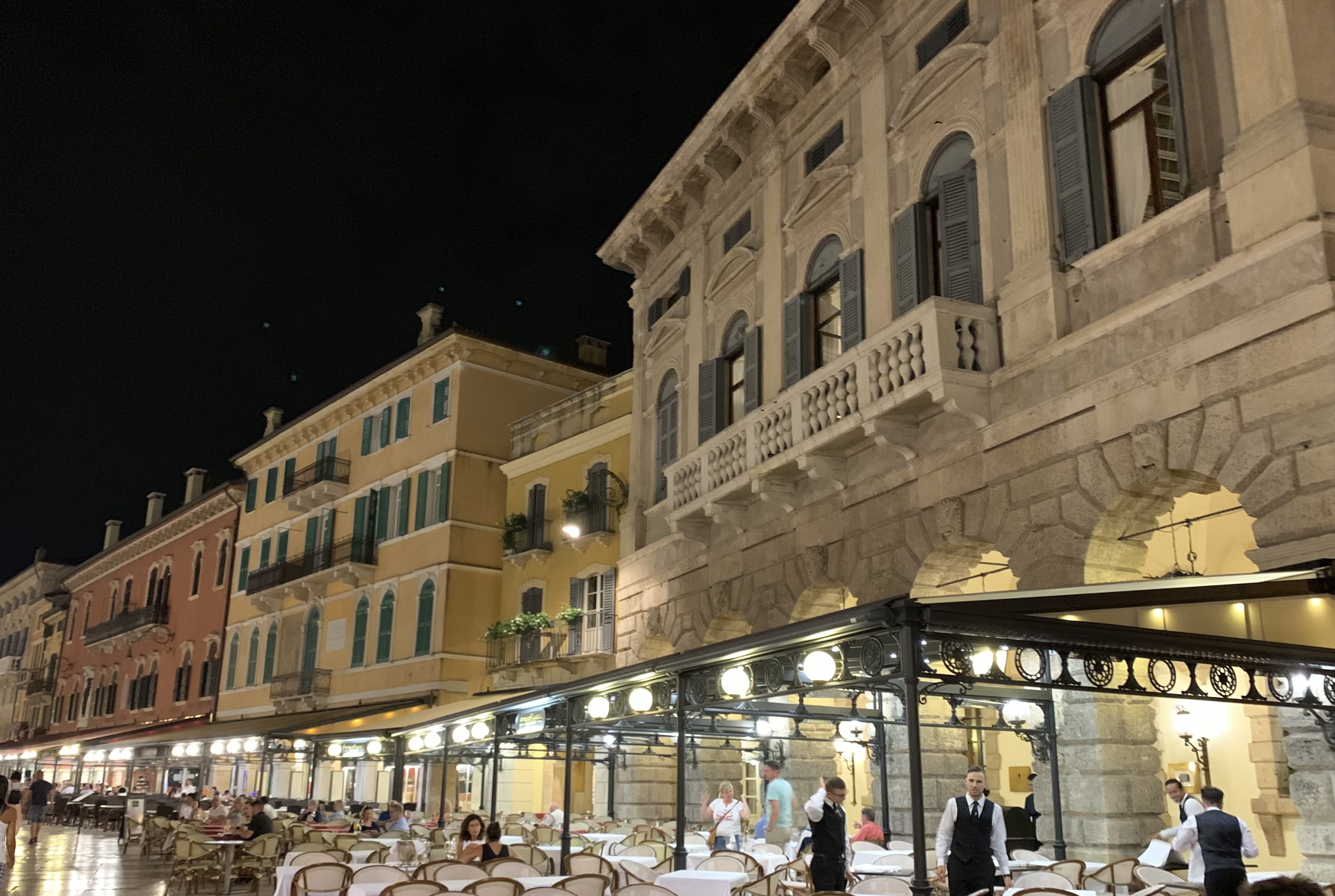 Outdoor-restaurant-italy-travel-guide