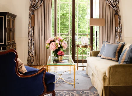 posh English hotel room with a fresh floral bouquet 