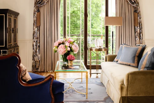 posh English hotel room with a fresh floral bouquet 