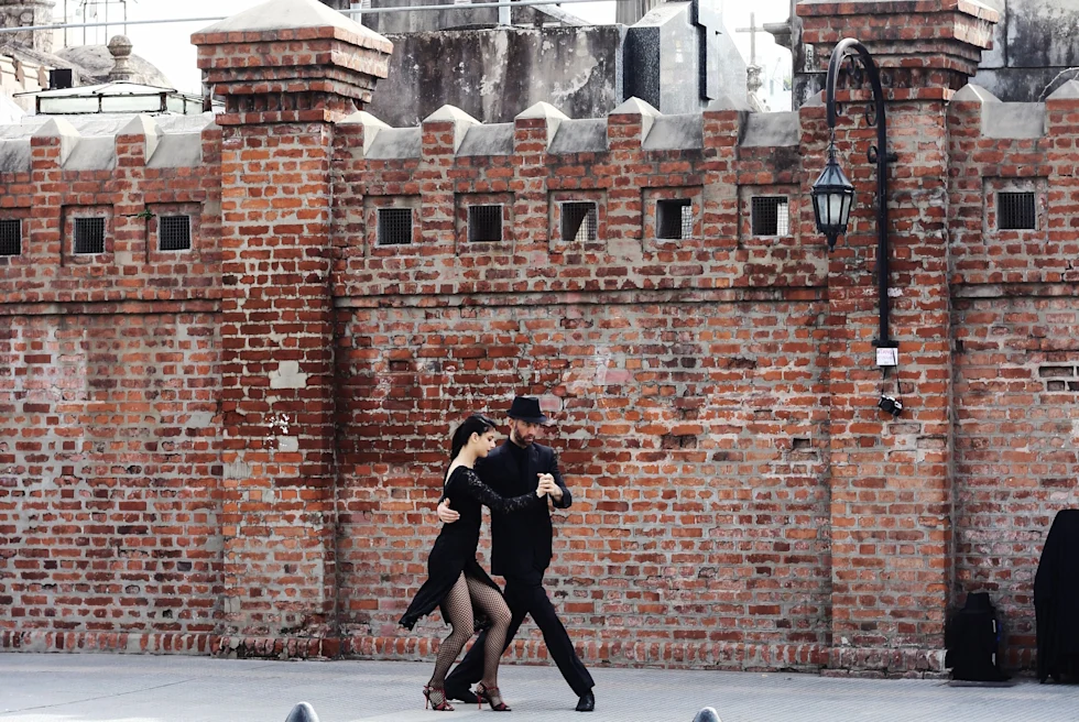 Two tango dancers in black dancing in Recoletta.