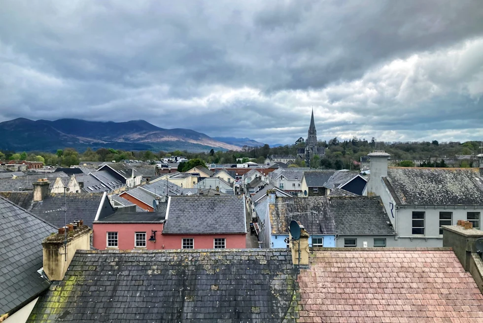 landscape of a town at the base of the mountains