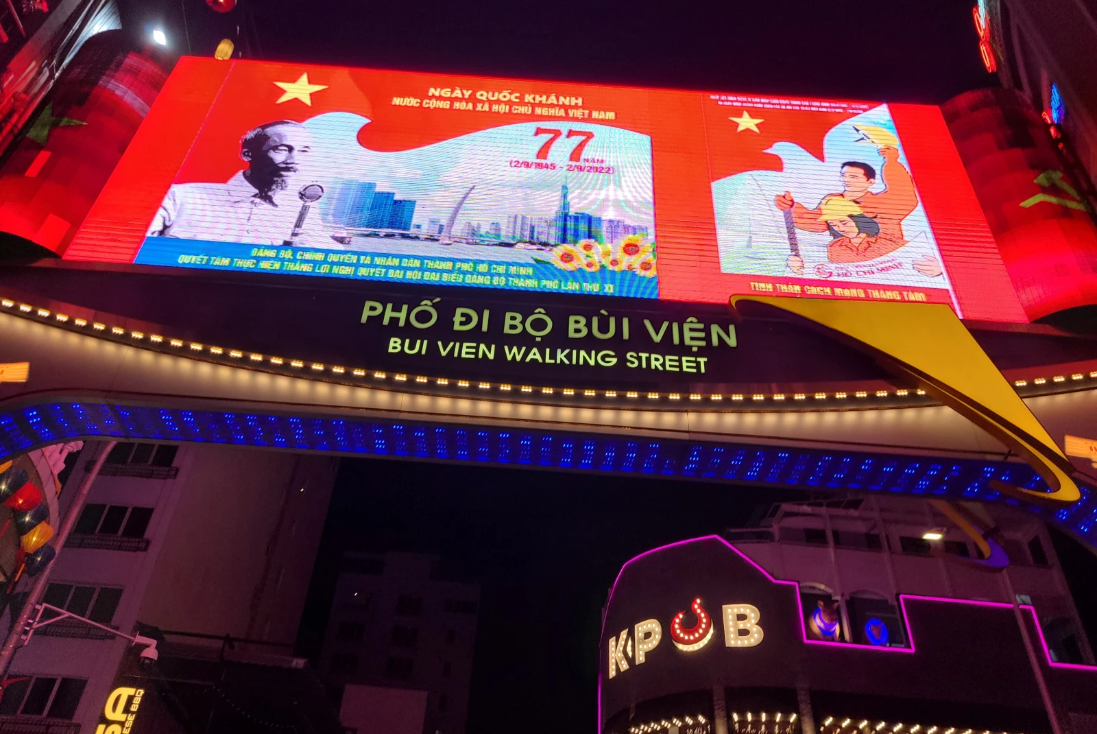 Pho Di Bo Bui Vien has become an extremely familiar entertainment destination for young people, especially for domestic and foreign tourists.
