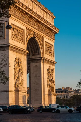A picture of arc de triomphe during daytime.