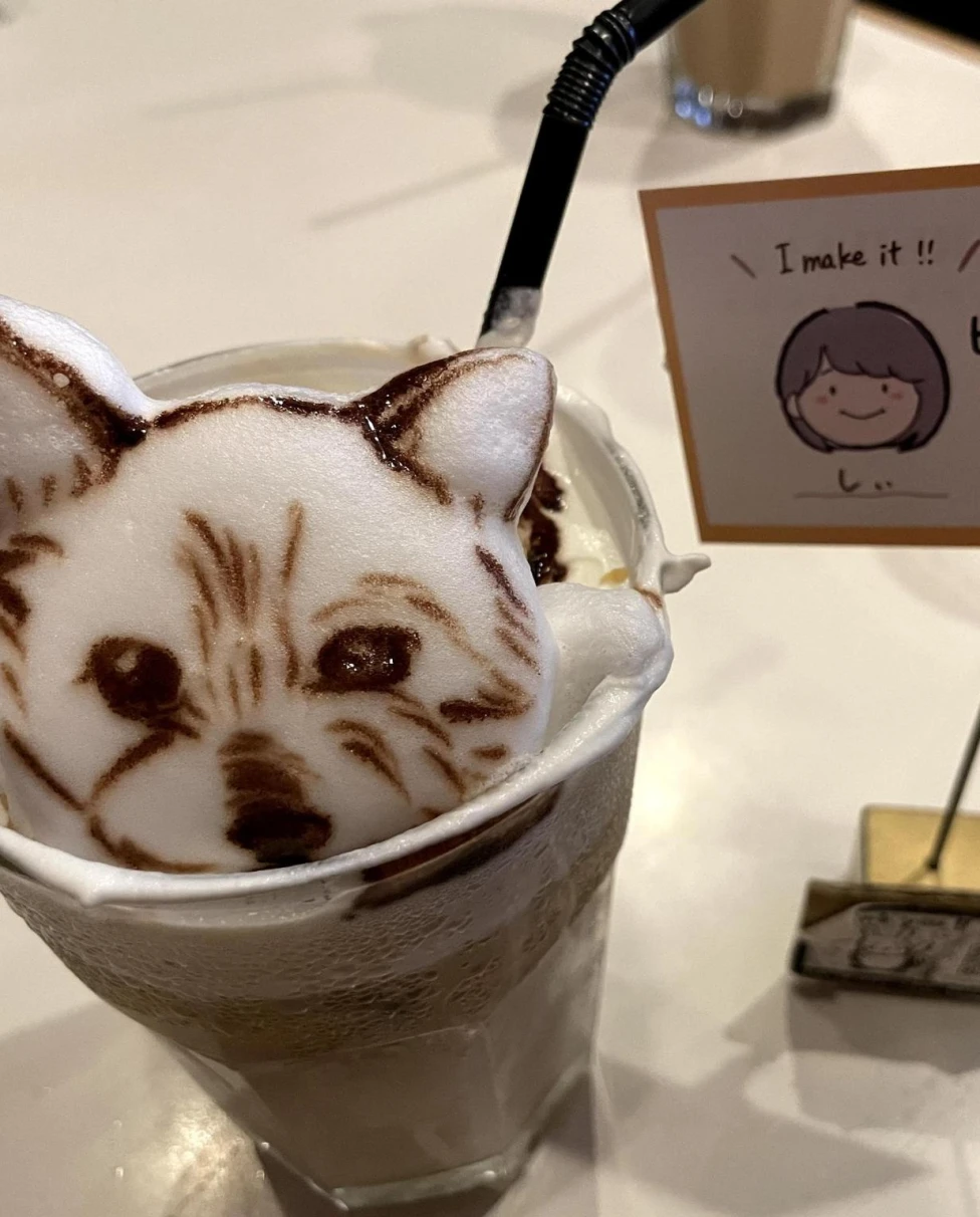 A puppy made of froth in latte.