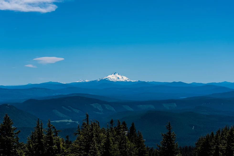 mountain with snowy peak during daytime