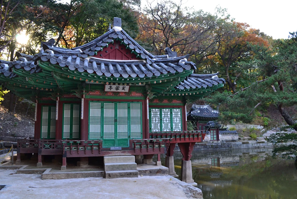 palace surrounded by gardens during daytime