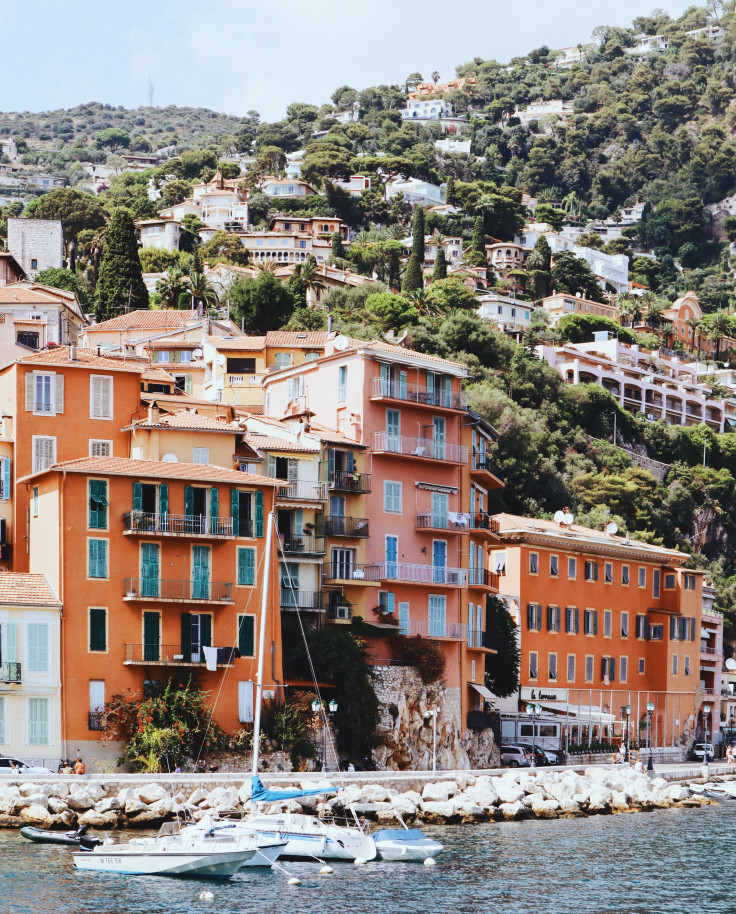 boats in body of water next to colorful building during daytime