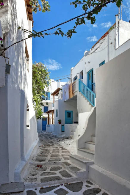 alleyway with white buildings during daytime