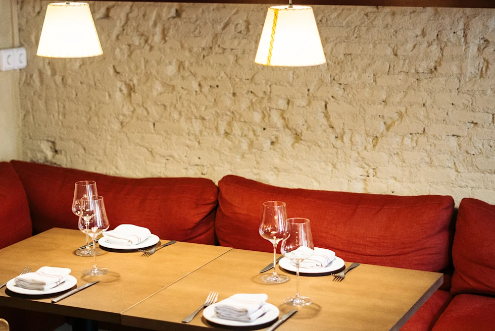 table with chairs and a white brick wall