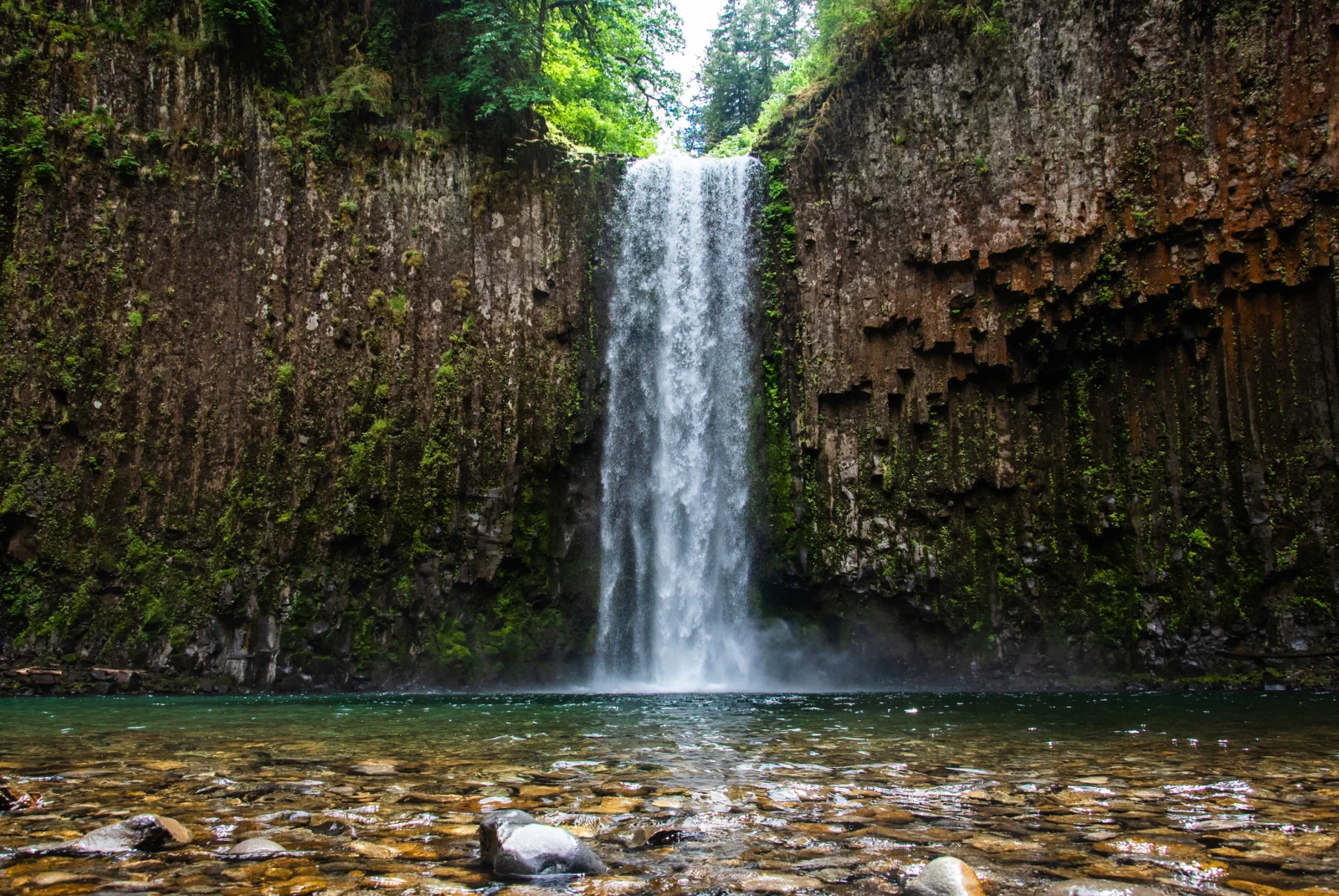 large waterfall during daytime