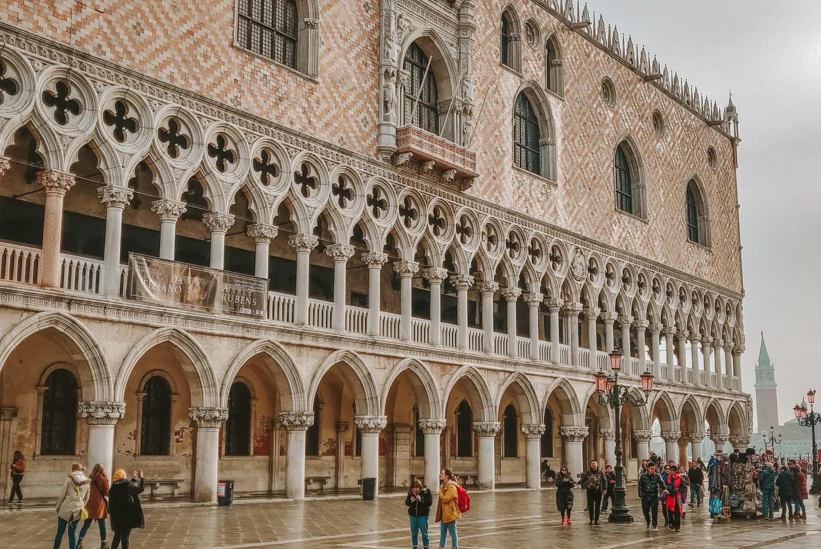 Italy travel guide. Doge's palace in Venice. 