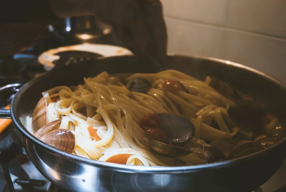 spaghetti with clams in a pot