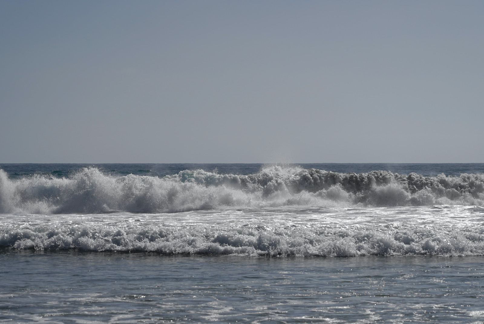 ocean waves during daytime